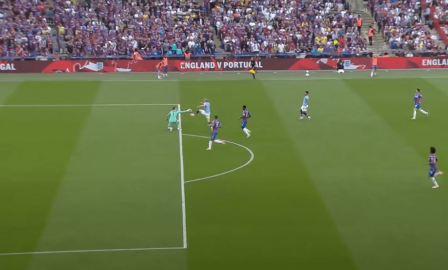 Các tình huống thổi phạt đền trong vòng cấm địa bóng đá là gì?